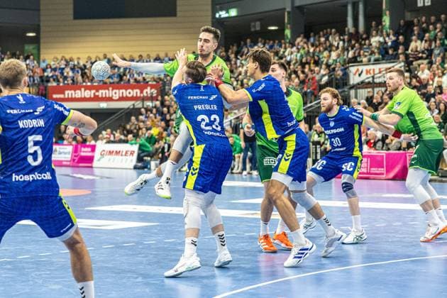 Josip Simic HSG Wetzlar, 10 vs Ole Pregler VfL Gummersbach, 23 , Julian Koester VfL Gummersbach, 07 , Tom Kiesler VfL Gummersbach, 30 GER, HSG Wetzlar vs VfL Gummersbach, Handball, 1 Bundesliga Men, Matchday 12, Season 2025 2026, 17 11 2025 GER, HSG Wetzlar vs VfL Gummersbach, Handball, 1 Bundesliga Men, Matchday 12, Season 2025 2026, 17 11 2025 Wetzlar Copyright: xEibner-Pressefoto GerhardxWingenx EP_GWR