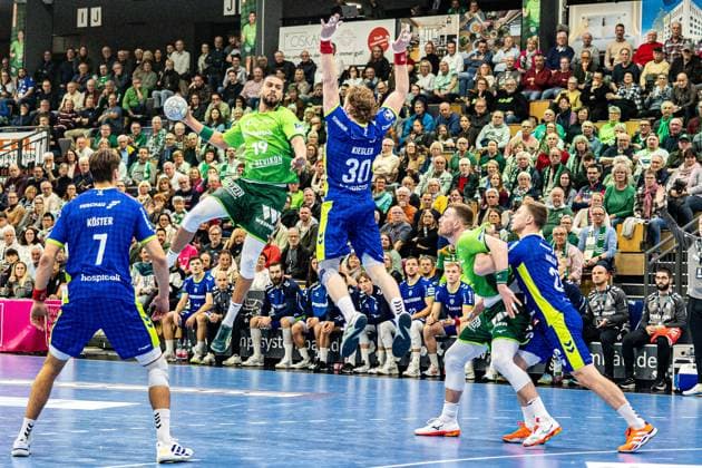 Philipp Ahouansou HSG Wetzlar, 19 vs Tom Kiesler VfL Gummersbach, 30 , Julian Koester VfL Gummersbach, 07 , Kristjan Horzen VfL Gummersbach, 27 GER, HSG Wetzlar vs VfL Gummersbach, Handball, 1 Bundesliga Men, Matchday 12, Season 2025 2026, 17 11 2025 GER, HSG Wetzlar vs VfL Gummersbach, Handball, 1 Bundesliga Men, Matchday 12, Season 2025 2026, 17 11 2025 Wetzlar Copyright: xEibner-Pressefoto GerhardxWingenx EP_GWR