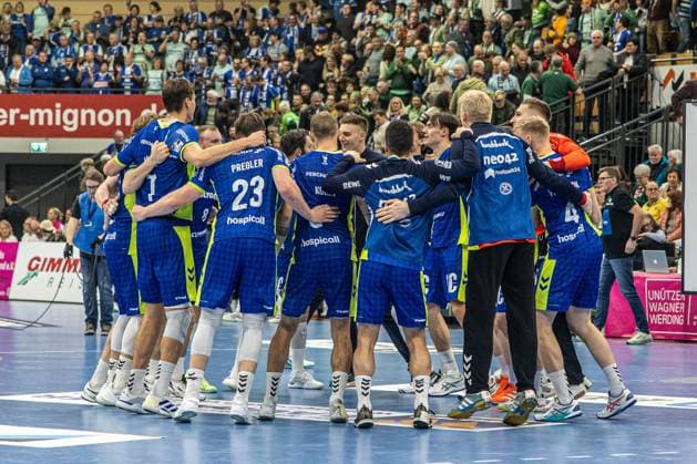 The players of VfL Gummersbach make a players grape and dance after the victory against HSG Wetzlar GER, HSG Wetzlar vs VfL Gummersbach, Handball, 1 Bundesliga Men, Matchday 12, Season 2025 2026, 17 11 2025 GER, HSG Wetzlar vs VfL Gummersbach, Handball, 1 Bundesliga Men, Matchday 12, Season 2025 2026, 17 11 2025 Wetzlar Copyright: xEibner-Pressefoto GerhardxWingenx EP_GWR