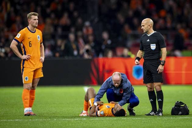 AMSTERDAM - Jurrien Timber of the Netherlands suffers pain during the World Cup qualifying match between the Netherlands and Lithuania at the Johan Cruijff ArenA on November 17, 2025, in Amsterdam, Netherlands. ANP KOEN VAN WEEL FIFA 2026 World Cup Qualifier 2025-2026 xVIxANPxSportx xxANPxIVx 542367279 originalFilename: 542367279.jpg