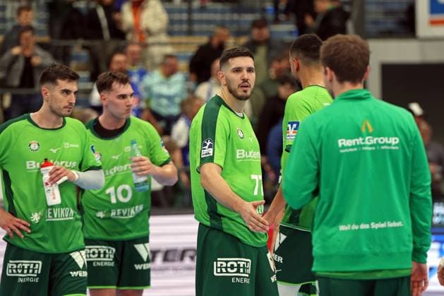 17 11 2025, xovx, Handball Daikin Handball Bundesliga, HSG Wetzlar VfL Gummersbach v l Filip Vistorop HSG Wetzlar , Josip Simic HSG Wetzlar , Stefan Cavor HSG Wetzlar , Philipp Ahouansou HSG Wetzlar , Dominik Mappes HSG Wetzlar disappointed, disappointed looking after the 29 31 defeat against Gummersbach Wetzlar Buderus Arena Hessen Germany EN