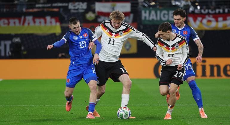 Leipzig , Soccer international World Cup qualifier Europe , Germany vs. Slovakia , from left Matus Bero SVK Nick Woltemade GER Florian Wirtz GER