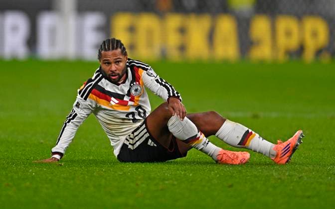 17 11 2025, Football World Cup Qualification Europe 2025 26, Matchday 10, Germany Slovakia, at the Red Bull Arena Leipzig Germany Serge Gnabry Germany on the ground