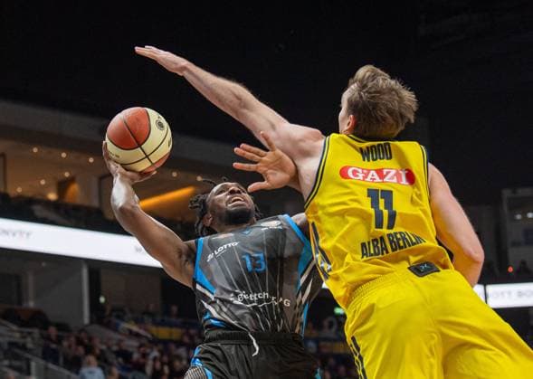 Basketball, Men, Season 2025 2026, BBL Cup Quarterfinals , Alba Berlin Science City Jena, v l Keith Braxton JR Jena , Moses Wood Alba , 17 11 2025, Copyright: xSebastianxRäppold MatthiasxKochx