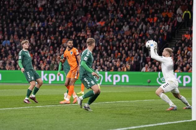 AMSTERDAM, 17-11-2025, Johan Cruijff ArenA , season 2025 2026 , FIFA World Cup, WM, Weltmeisterschaft, Fussball Qualifier football , match between The Netherlands and Lithuania. Pictures shows Netherlands player Ryan Gravenberch, Lithuania goalkeeper Edvinas Gertmonas Netherlands - Lithuania  x32075565x Copyright: