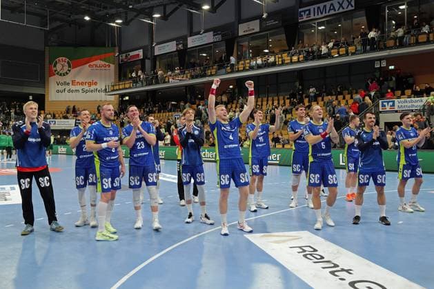17 11 2025, xovx, Handball Daikin Handball Bundesliga, HSG Wetzlar VfL Gummersbach The players of VfL Gummersbach celebrate the 31 29 victory in Wetzlar Wetzlar Buderus Arena Hessen Germany EN