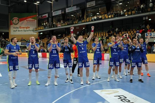 17 11 2025, xovx, Handball Daikin Handball Bundesliga, HSG Wetzlar VfL Gummersbach The players of VfL Gummersbach celebrate the 31 29 victory in Wetzlar Wetzlar Buderus Arena Hessen Germany EN