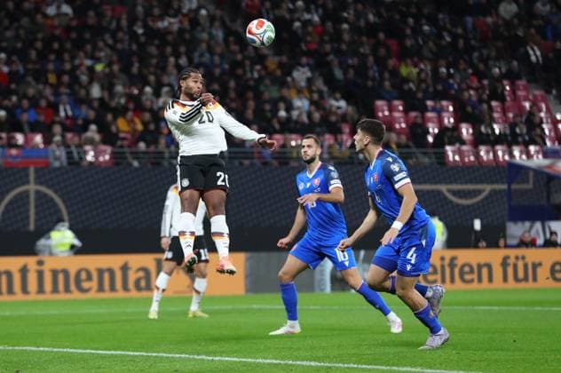 17 11 2025, xtgx, Football World Cup Qualification 2026, Germany Slovakia v l Serge Gnabry Deutsche Fussball Nationalmannschaft DFB , Adam Obert Slovakia DFL DFB REGULATIONS PROHIBIT ANY USE OF PHOTOGRAPHS as IMAGE SEQUENCES and or QUASI VIDEO Leipzig