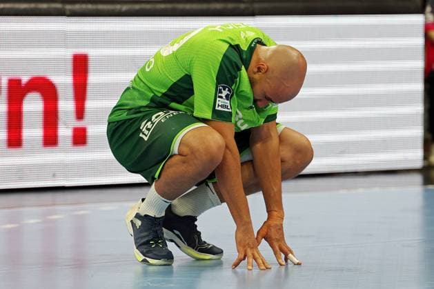 17 11 2025, xovx, Handball Daikin Handball Bundesliga, HSG Wetzlar VfL Gummersbach Cyrill Akakpo HSG Wetzlar disappointed, looking disappointed after the 29 31 defeat against VfL Gummersbach Wetzlar Buderus Arena Hessen Germany EN