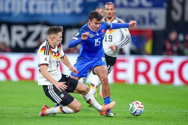 17 11 2025, Football, International match, World Cup Qualification Europe, Germany Slovakia, Red Bull Arena Leipzig , Matchday 10, Season 2025 2026 Nico Schlotterbeck GER 15 defends against David Strelec SLK 15 Regulations prohibit any use of photographs as image sequences and or quasi video Saxony Germany