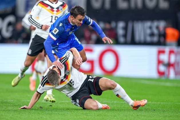 17 11 2025, Football, International match, World Cup Qualification Europe, Germany Slovakia, Red Bull Arena Leipzig , Matchday 10, Season 2025 2026 Nico Schlotterbeck GER 15 defends against David Strelec SLK 15 Regulations prohibit any use of photographs as image sequences and or quasi video Saxony Germany