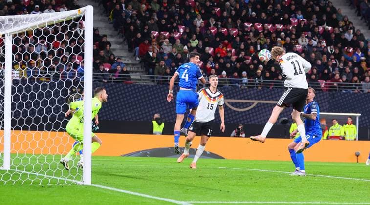 Germany Slovakia World Cup Qualification Leipzig, 17 11 2025, Red Bull Arena, Soccer, World Cup Qualification , BR Germany DEU vs Slovakia SVK , Goal for Germany to 1 0 In the picture scorer Nick Woltemade 2 v r , 11, DEU scores with a header against goalkeeper Martin Dubravka SVK , Picture Point