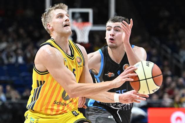 Samuel Griesel ALBA Berlin, 5 GER, Alba Berlin vs Science City Jena, Basketball, BBL Pokal, 2025 2026 season, quarter-finals, 17 11 2025 GER, Alba Berlin vs Science City Jena, Basketball, BBL Pokal, 2025 2026 season, quarter-finals, 17 11 2025 Berlin Copyright: xEibner-Pressefoto RyanxSleimanx EP_RSN