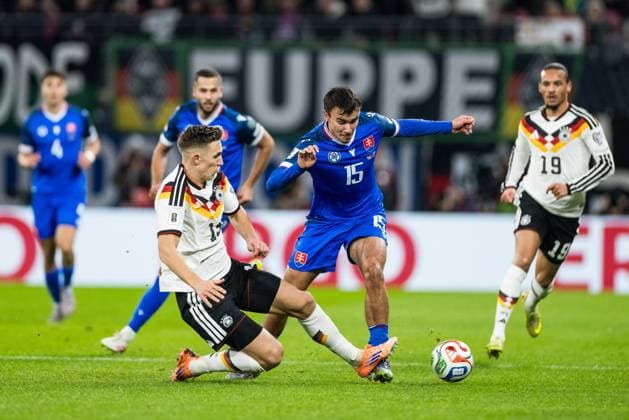 FIFA World Cup UEFA Qualifiers Germany Slovakia 17 11 2025 Duel Nico Schlotterbeck Germany, 15 , David Strelec Slovakia, 15 FIFA World Cup UEFA Qualifiers Germany Slovakia Leipzig, Red Bull Arena, 17 11 2025 Copyright: xBEAUTIFULxSPORTS Wunderlx
