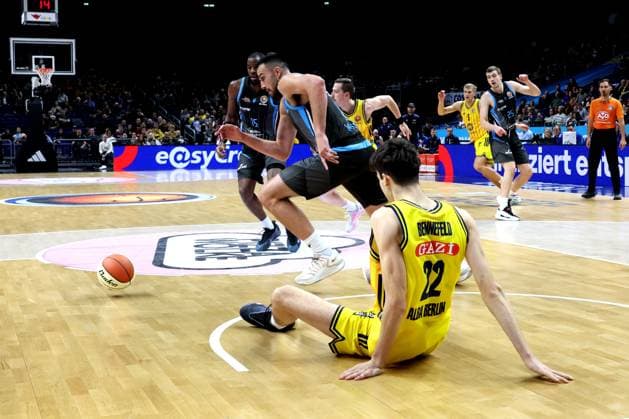 DEU, Cup quarterfinals, ALBA vs Bayern Muenchen, 17 11 2025, Uber Arena, Berlin, DEU, Cup quarterfinals, ALBA vs Bayern Muenchen, pictured Nevio Bennefeld ALBA Berlin 22 , Alex Herrera Jena 41 nordphotoxGmbHx xEngler nph00076