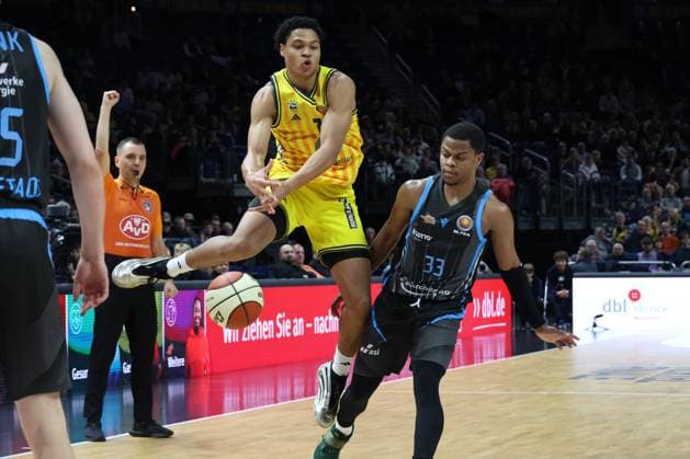 DEU, Cup quarterfinals, ALBA vs Bayern Muenchen, 17 11 2025, Uber Arena, Berlin, DEU, Cup quarterfinals, ALBA vs Bayern Muenchen, pictured Jack Kayil ALBA Berlin 7 , Eric Washington Jena 33 nordphotoxGmbHx xEngler nph00076