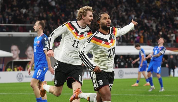 Leipzig , Football international World Cup qualifier Europe , Germany vs Slovakia , from left Nick Woltemade Serge Gnabry GER