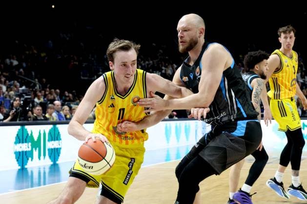 DEU, Cup quarterfinals, ALBA vs Bayern Muenchen, 17 11 2025, Uber Arena, Berlin, DEU, Cup quarterfinals, ALBA vs Bayern Muenchen, pictured Moses Wood ALBA Berlin 11 , Robin Christen Jena 8 nordphotoxGmbHx xEngler nph00076