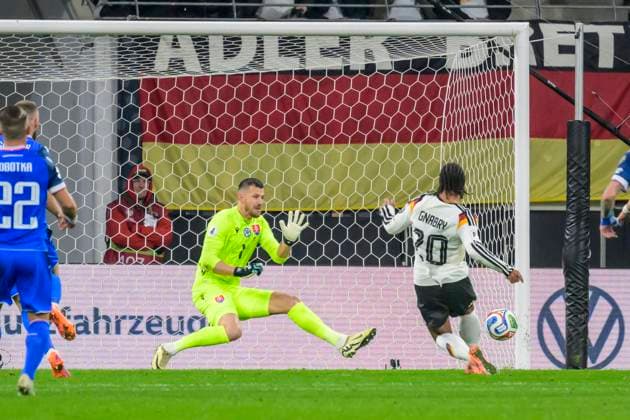 f l t r Serge Gnabry GER, 20 , hit to 2 0, goal, hit, cheering, goal celebration, joy, enthusiasm, celebrating,celebreting the goal, joy, jubilation, cheering, GER, Saxony, Leipzig, soccer, German national team final group match against Slovakia, DFB Team, Qualification for the 2026 World Cup, RB Arena, 17 11 2025, DFB DFL REGULATIONS PROHIBIT ANY USE OF PHOTOGRAPHS AS IMAGE SEQUENCES AND OR QUASI VIDEO, Copyright: HMBxMedia UwexKoch
