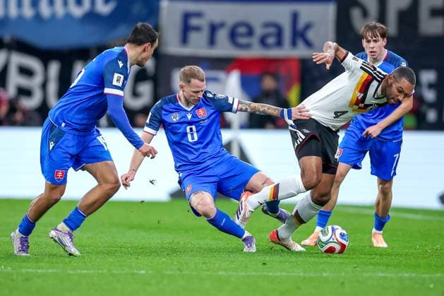 17 11 2025, Football, International match, World Cup Qualification Europe, Germany Slovakia, Red Bull Arena Leipzig , Matchday 10, Season 2025 2026 Jonathan Tah GER 04 in duel against Ondrej Duda SLK 08 Leo Sauer SLK 07 Regulations prohibit any use of photographs as image sequences and or quasi video Sachsen Deutschland