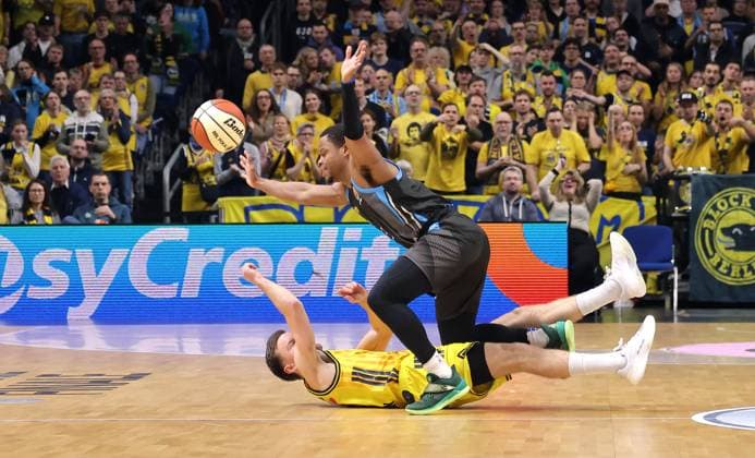 Martin Hermannsson, Eric Washington duel Match scene Action Sport Basketball Basketball BBL Cup Mens quarter-final season 2025 2026 17 11 2025 ALBA Berlin vs Science City Jena