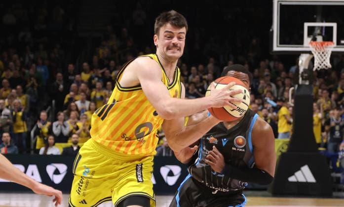 Jonas Mattisseck on the ball, Eric Washington duel Game scene Action Sport Basketball BBL Cup Mens quarter-final season 2025 2026 17 11 2025 ALBA Berlin vs Science City Jena