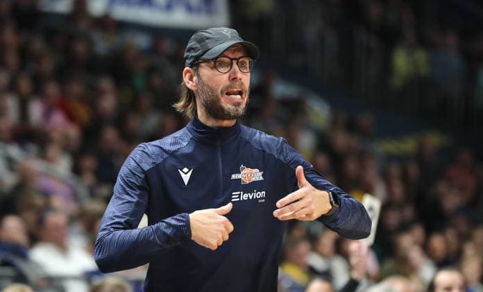 Coach Björn Harmsen pointing, gesturing Upper body action Sport Basketball BBL Cup Mens quarter-final season 2025 2026 17 11 2025 ALBA Berlin vs Science City Jena