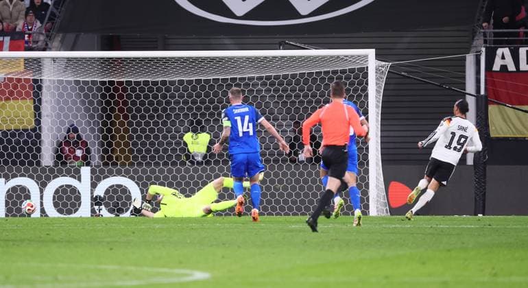 Leipzig, 17 11 2025, Red Bull Arena, Soccer, World Cup Qualification , BR Germany vs Slovakia , In the picture Goal for Germany Leroy Sane 19, DEU scores to 3 0 , Picture Point