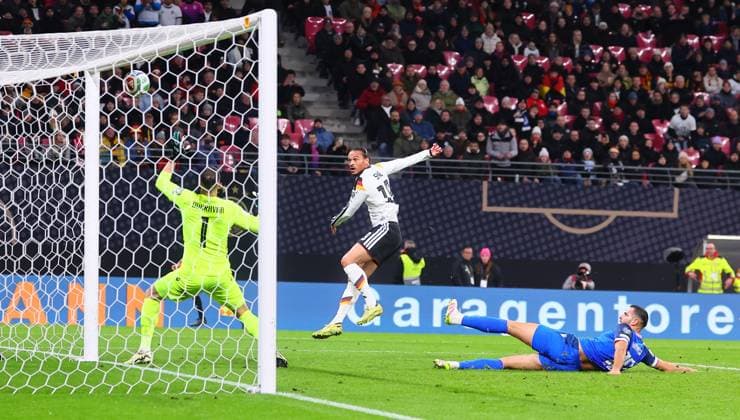 Germany Slovakia World Cup Qualification Leipzig, 17 11 2025, Red Bull Arena, Soccer, World Cup Qualification , BR Germany DEU vs Slovakia SVK , Goal for Germany to 4 0 In the picture scorer Leroy Sane 19, DEU scores against goalkeeper Martin Dubravka 1, SVK , Picture Point