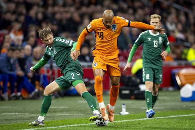AMSTERDAM (l-r) Artemijus Tutyskinas of Lithuania, Donyell Malen of the Netherlands during the World Cup qualifying match between the Netherlands and Lithuania at the Johan Cruijff ArenA on November 17, 2025, in Amsterdam, Netherlands. ANP KOEN VAN WEEL FIFA 2026 World Cup Qualifier 2025-2026 xVIxANPxSportx xxANPxIVx 542368847 originalFilename: 542368847.jpg