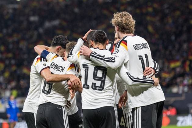 GER, UEFA Qualifying for the 2026 FIFA World Cup, Germany Slovakia 17 11 2025, Red Bull Arena Zentralstation, Leipzig, GER, UEFA Qualifying for the 2026 FIFA World Cup, Germany Slovakia Leroy Sane Germany 19 cheers with the team Â nordphotoxGmbHxx xAlexanderxTrienitz nph00051