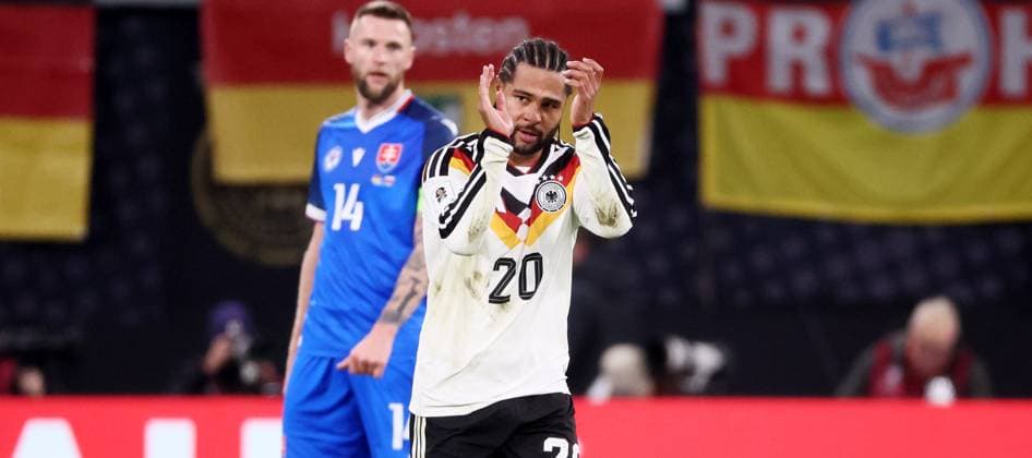 Leipzig, 17 11 2025, Red Bull Arena, Soccer, World Cup Qualification , BR Germany vs Slovakia , In the picture Goal for Germany Serge Gnabry 20, DEU scores to 2 0 and cheers with his teammates , Picture Point