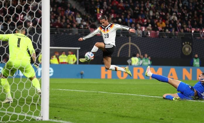17 11 2025, xtgx, Football World Cup Qualification 2026, Germany Slovakia v l Martin Dubravka Slovakia , Leroy Sane German Football National Team DFB Goal scored, scored the goal to 4 0 DFL DFB REGULATIONS PROHIBIT ANY USE OF PHOTOGRAPHS as IMAGE SEQUENCES and or QUASI VIDEO Leipzig