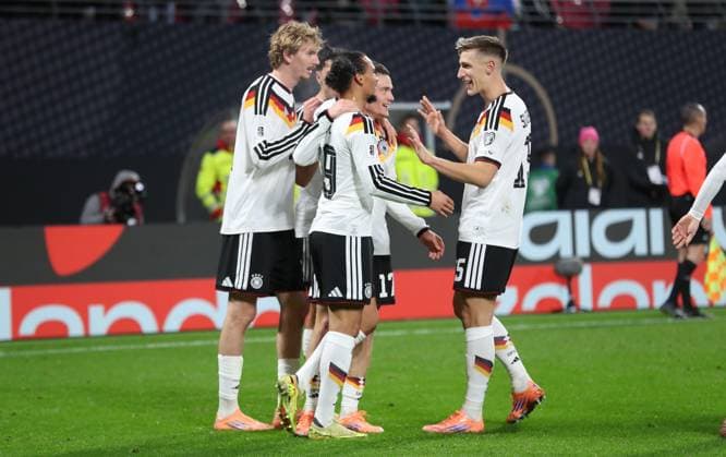 17 11 2025, xtgx, Football World Cup Qualification 2026, Germany Slovakia v l Martin Dubravka Slovakia , Leroy Sane Deutsche Fussball Nationalmannschaft DFB celebrate the goal, Der Torjubel zum 4 0 DFL DFB REGULATIONS PROHIBIT ANY USE OF PHOTOGRAPHS as IMAGE SEQUENCES and or QUASI VIDEO Leipzig