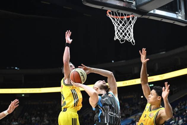 Robin Christen Science City Jena, 8 GER, Alba Berlin vs Science City Jena, Basketball, BBL Cup, 2025 2026 season, quarter-finals, 17 11 2025 GER, Alba Berlin vs Science City Jena, Basketball, BBL Cup, 2025 2026 season, quarter-finals, 17 11 2025 Berlin Copyright: xEibner-Pressefoto RyanxSleimanx EP_RSN