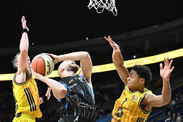 Robin Christen Science City Jena, 8 GER, Alba Berlin vs Science City Jena, Basketball, BBL Cup, 2025 2026 season, quarter-finals, 17 11 2025 GER, Alba Berlin vs Science City Jena, Basketball, BBL Cup, 2025 2026 season, quarter-finals, 17 11 2025 Berlin Copyright: xEibner-Pressefoto RyanxSleimanx EP_RSN