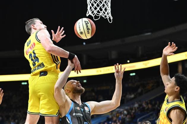 Robin Christen Science City Jena, 8 and Justin Bean ALBA Berlin, 34 GER, Alba Berlin vs Science City Jena, Basketball, BBL Cup, 2025 2026 season, quarter-finals, 17 11 2025 GER, Alba Berlin vs Science City Jena, Basketball, BBL Cup, 2025 2026 season, quarter-finals, 17 11 2025 Berlin Copyright: xEibner-Pressefoto RyanxSleimanx EP_RSN