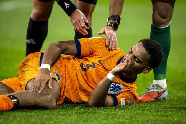AMSTERDAM - Jurrien Timber of the Netherlands suffers pain during the World Cup qualifying match between the Netherlands and Lithuania at the Johan Cruijff ArenA on November 17, 2025, in Amsterdam, Netherlands. ANP KOEN VAN WEEL FIFA 2026 World Cup Qualifier 2025-2026 xVIxANPxSportx xxANPxIVx 542369399 originalFilename: 542369399.jpg