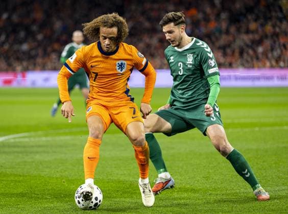 AMSTERDAM - (l-r) Xavi Simons of the Netherlands, Edgaras Utkus of Lithuania during the World Cup qualifying match between the Netherlands and Lithuania at the Johan Cruijff ArenA on November 17, 2025 in Amsterdam, Netherlands. ANP KOEN VAN WEEL FIFA 2026 World Cup Qualifier 2025-2026 xVIxANPxSportx xxANPxIVx 542369406 originalFilename: 542369406.jpg