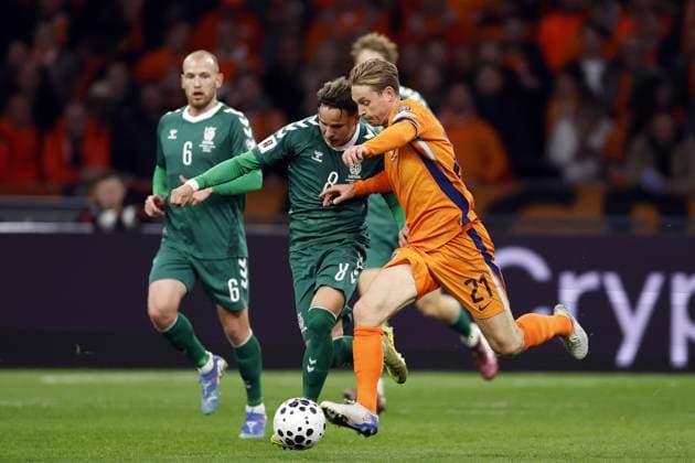 AMSTERDAM (l-r) Tomas Kalinauskas of Lithuania, Frenkie de Jong of the Netherlands during the World Cup qualifying match between the Netherlands and Lithuania at the Johan Cruijff ArenA on November 17, 2025, in Amsterdam, Netherlands. ANP MAURICE VAN STEEN FIFA 2026 World Cup Qualifier 2025-2026 xVIxANPxSportx xxANPxIVx 542369433 originalFilename: 542369433.jpg
