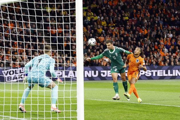 AMSTERDAM (l-r) Dutch goalkeeper Bart Verbruggen, Pijus Sirvys of Lithuania, Nathan Ake of the Netherlands during the World Cup qualifying match between the Netherlands and Lithuania at the Johan Cruijff ArenA on November 17, 2025, in Amsterdam, Netherlands. ANP MAURICE VAN STEEN FIFA 2026 World Cup Qualifier 2025-2026 xVIxANPxSportx xxANPxIVx 542369529 originalFilename: 542369529.jpg