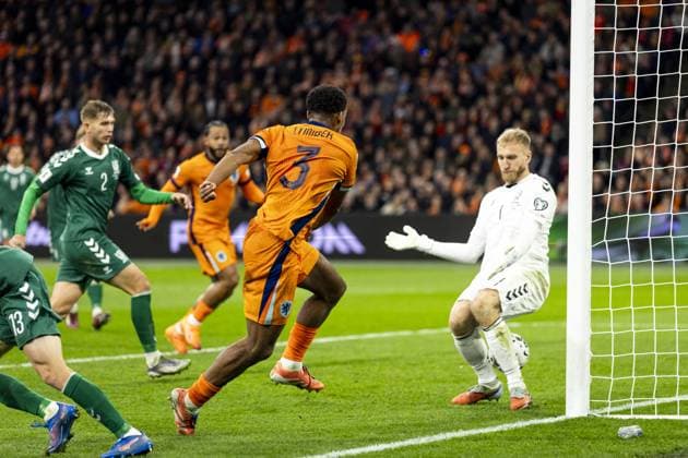 AMSTERDAM (l-r) Jurrien Timber of the Netherlands, Lithuania goalkeeper Edvinas Gertmonas during the World Cup qualifying match between the Netherlands and Lithuania at the Johan Cruijff ArenA on November 17, 2025, in Amsterdam, Netherlands. ANP KOEN VAN WEEL FIFA 2026 World Cup Qualifier 2025-2026 xVIxANPxSportx xxANPxIVx 542369542 originalFilename: 542369542.jpg