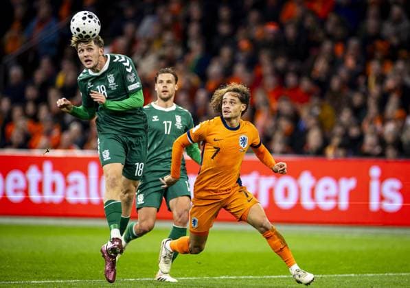 AMSTERDAM - (l-r) Vilius Armalas of Lithuania, Xavi Simons of the Netherlands during the World Cup qualifying match between the Netherlands and Lithuania at the Johan Cruijff ArenA on November 17, 2025 in Amsterdam, Netherlands. ANP KOEN VAN WEEL FIFA 2026 World Cup Qualifier 2025-2026 xVIxANPxSportx xxANPxIVx 542369639 originalFilename: 542369639.jpg