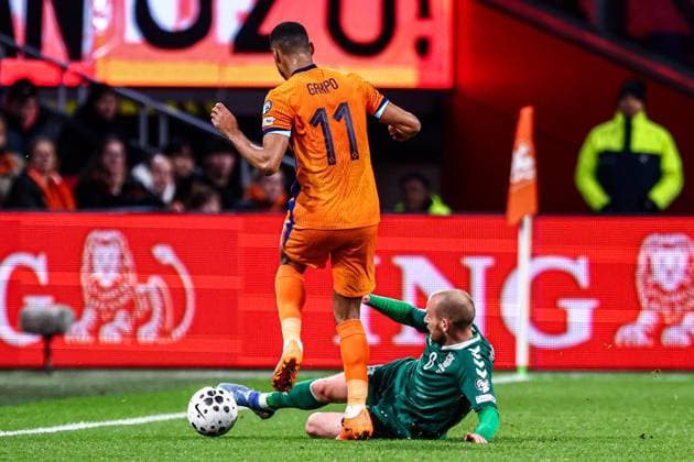 2025-11-17 Netherlands v Lithuania - UEFA World Cup Qualification match AMSTERDAM, NETHERLANDS - NOVEMBER 17: Modestas Vorobjovas of Lithuania tackles Cody Gakpo of Netherlands during the UEFA World Cup Qualification match match between Netherlands and Lithuania at Johan Cruijff ArenA on November 17, 2025 in Amsterdam, Netherlands. Amsterdam Johan Cruijff ArenA Netherlands Content not available for redistribution in The Netherlands directly or indirectly through any third parties. Copyright: xPieterxvanxderxWoudex