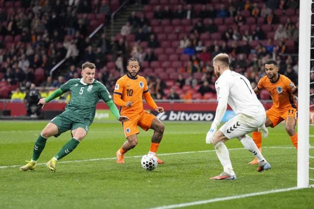 AMSTERDAM, 17-11-2025, Johan Cruijff ArenA , season 2025 2026 , FIFA World Cup, WM, Weltmeisterschaft, Fussball Qualifier football , match between The Netherlands and Lithuania. Pictures shows Lithuania player Markas Beneta, Netherlands player Memphis Depay, Lithuania goalkeeper Edvinas Gertmonas, Netherlands player Cody Gakpo Netherlands - Lithuania x32076564x Copyright: