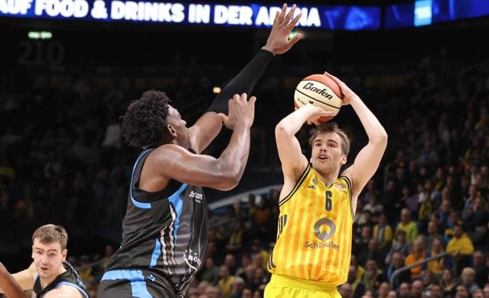 Great Osobor, Malte Delow on the ball duel Match scene Action Sport Basketball BBL Cup Mens quarter-final season 2025 2026 17 11 2025 ALBA Berlin vs Science City Jena