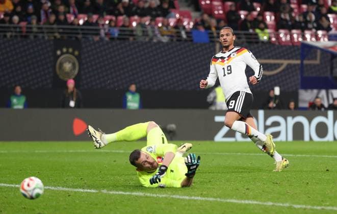 17 11 2025, xtgx, Football World Cup Qualification 2026, Germany Slovakia v l Martin Dubravka Slovakia , Leroy Sane Deutsche Fussball Nationalmannschaft DFB DFL DFB REGULATIONS PROHIBIT ANY USE OF PHOTOGRAPHS as IMAGE SEQUENCES and or QUASI VIDEO Leipzig