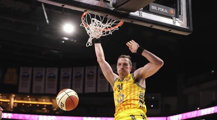 Justin Bean dunking action upper body Sport Basketball BBL Cup Mens Quarterfinals Season 2025 2026 17 11 2025 ALBA Berlin vs Science City Jena