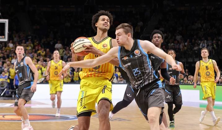 Norris Agbakoko on the ball, Lorenz Bank duel Game scene Action Sport Basketball BBL Cup Mens quarter-final season 2025 2026 17 11 2025 ALBA Berlin vs Science City Jena