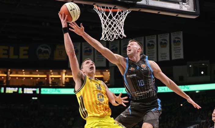 Justin Bean on the ball, Joe Wieskamp duel Game scene Action Sport Basketball BBL Cup Mens quarter-final season 2025 2026 17 11 2025 ALBA Berlin vs Science City Jena